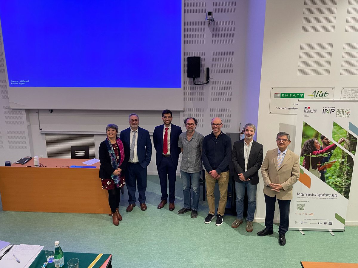 becalpy's tweet photo. 👨‍🎓Nuestro becario Osvaldo Barresi presentó en 🇫🇷 su tesis doctoral: ‘Caracterización Hidrológica de la cuenca de la Plata: estudio en las cuencas Paraguay, Paraná y Uruguay’, y recibió el diploma de Doctor en Hidrología y Ciencias del Clima

📰Leé más: https://t.co/WKpIk7p9Qn https://t.co/EQIUFbV8aR