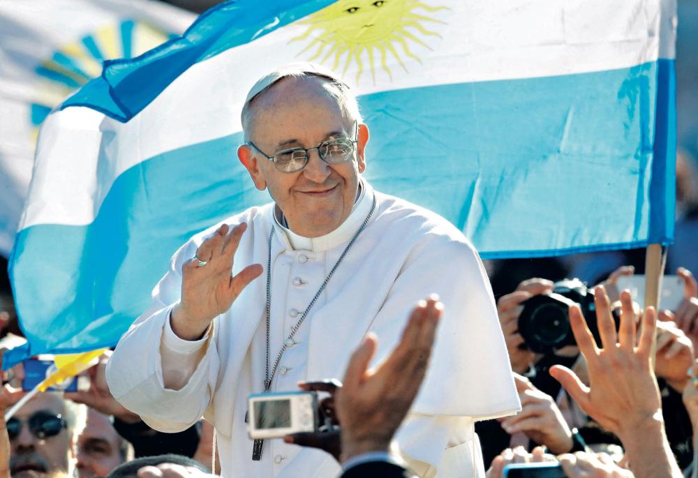 Por derecho divino, argentino. Y a toda honra; así aprendió a verlos a todos.
Franciscano, Jesuita. Fenómeno entre siglos, tanto que ninguno podrá acercarse a su obra: su manera de leer la realidad, predicar desde el 🤍.
El mejor de los nuestros. Una bendición para todo el mundo