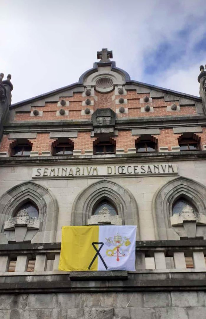 SeminarioDV's tweet photo. La muerte es el paso a la vida eterna junto a Cristo, sus ángeles y sus santos. Hoy mostramos nuestro dolor por la partida del amadísimo Papa Francisco y agradecemos al Señor su pontificado. Que ya participe junto al Padre de la patria celestial. @DiocesisVitoria https://t.co/eawINBLlV8