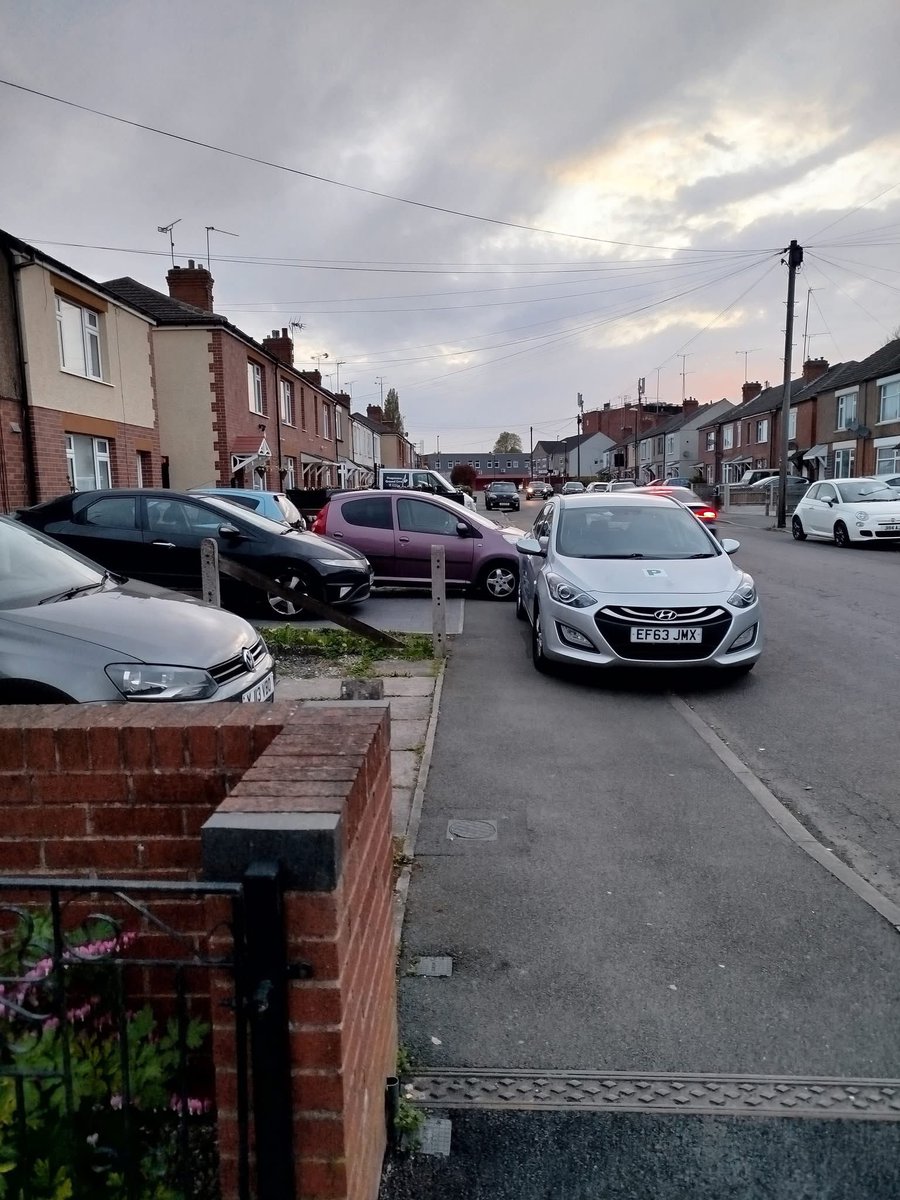 ThatGirlAlixo's tweet photo. @WMPolice Who can we contact regarding this… happening every day. Unbelievably dangerous https://t.co/9zbJXyVNC0