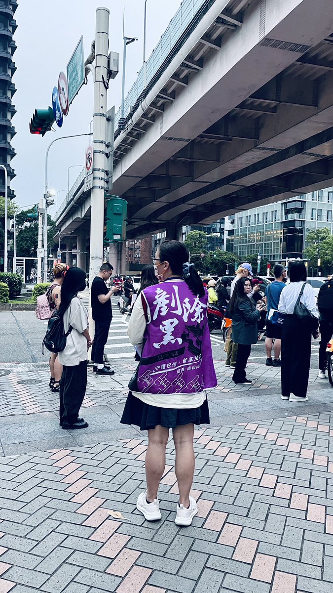 《421市民大道+敦化南路口》《現注時18:00》
respect for the lady.
￼她的聲音很不大，被車聲嚷嚷掩蓋了，聲嘶力竭還是要喊。
￼我的聲音￼也很不大，靠近她，跟她說加油，￼給妳誇誇！
￼無數的形單影隻，無數堅定的力量，為的是我們開出那朵漂亮的民主之花。
￼#剷除黑芯

#￼港湖除鏽
#￼刪除薇害