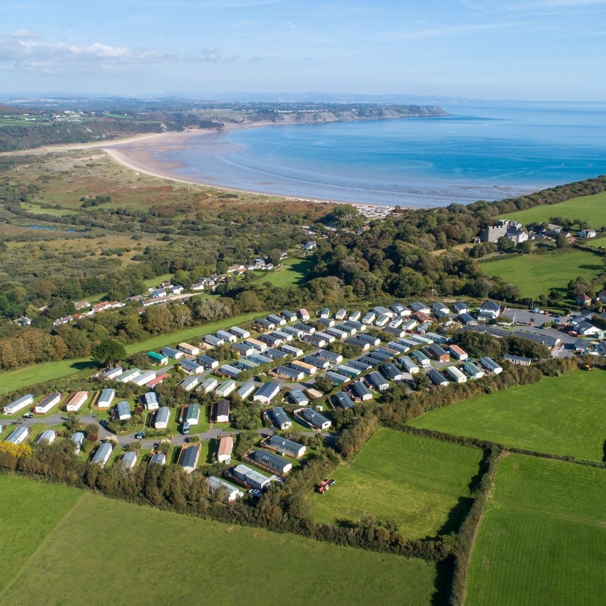 Camping_Direct's tweet image. Escape to the coast with Greenways of Gower! 🏕️🌊 With breathtaking views over Oxwich Bay and superb onsite facilities, this leisure park offers the ultimate coastal retreat. 

camping-directory.uk/2193 

#GowerGetaway #CoastalCamping #OxwichBay #FamilyFriendlyCamping #Caravans