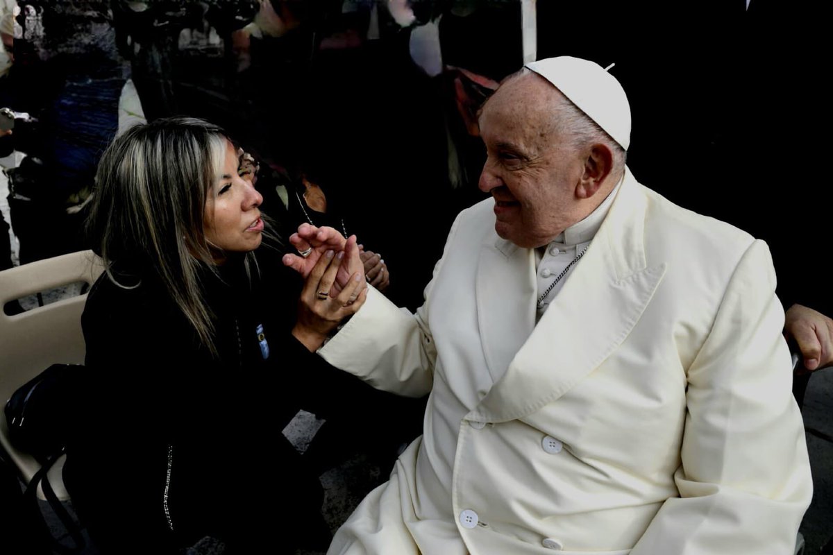 Hoy con tristeza y dolor despedimos a nuestro Papa Francisco,un líder espiritual que dejó huella en las nuevas generaciones y el mundo entero.

Su voz por la paz,la justicia social y los derechos de los más vulnerables nos inspiró a volver a creer y construir un mundo más humano.
