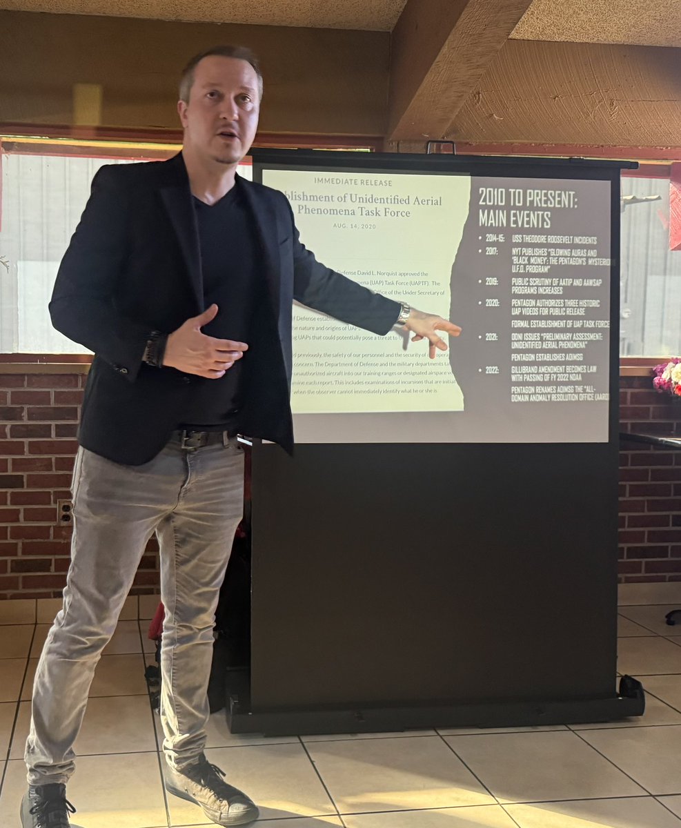 4SeasonsRotary's tweet image. Fascinating presentation last week by Micah Hanks! Is there life in outer space?
#Peopleofaction #RotaryGeek 💙💛 #adventureinservice #lovehendo