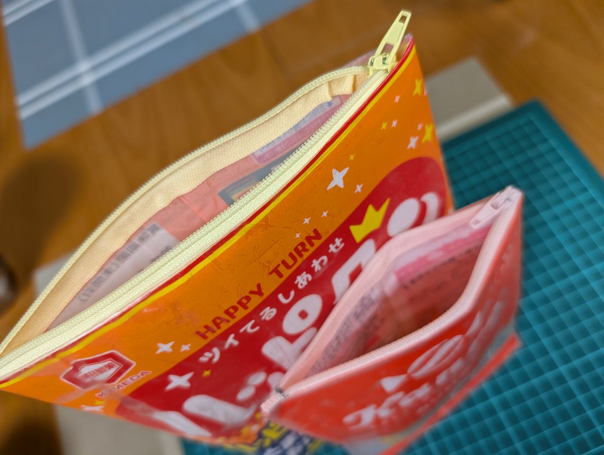 T85509260's tweet photo. 最近何かを作りたい欲がムラムラ
お菓子の袋に目隠しシートを貼って、開封口にファスナーを付けて完成❢
ファスナーの所が難しい💦
#リメイク #ハッピーターン #カンロ飴 #手作りポーチ https://t.co/ma2ZP724Rj