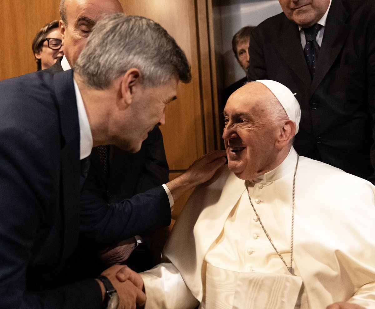 Con inmenso dolor despido al querido #PapaFrancisco. Un hombre que transformó la Iglesia con humildad, valentía y un profundo amor por los más necesitados. Un pastor con olor a ovejas.

Su mensaje humanista por la paz, la justicia social y el encuentro acercó a muchísima gente a