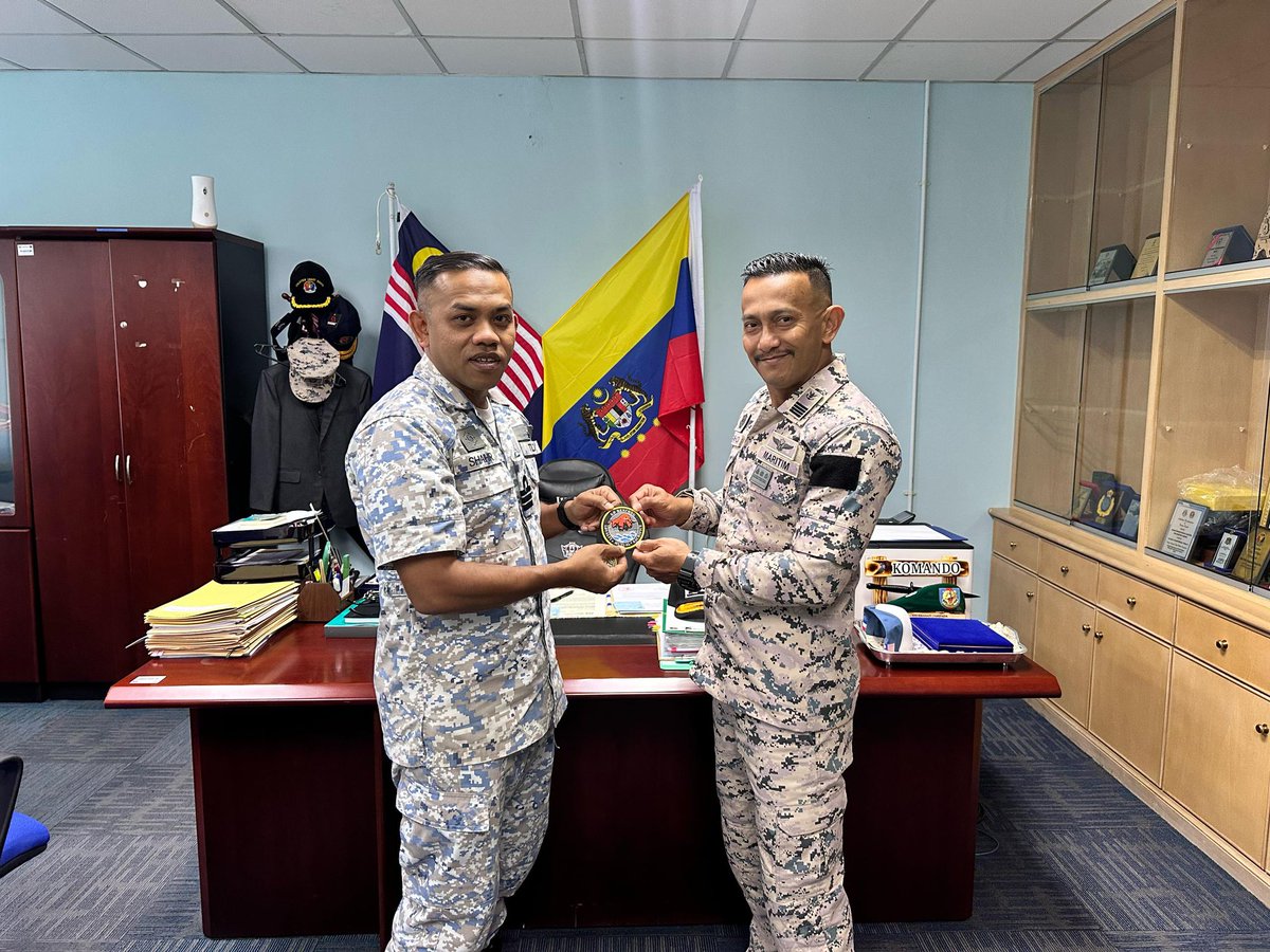 21 April 2025 - Kunjungan Hormat Pegawai Memerintah KD RENCONG ke atas Pengarah Zon Maritim Labuan, Kepten (M) Izwanhadi bin Hj. Idros bertujuan mengerat hubungan baik maritim antara TLDM dan APMM. 

#KDRENCONG
#LMS114