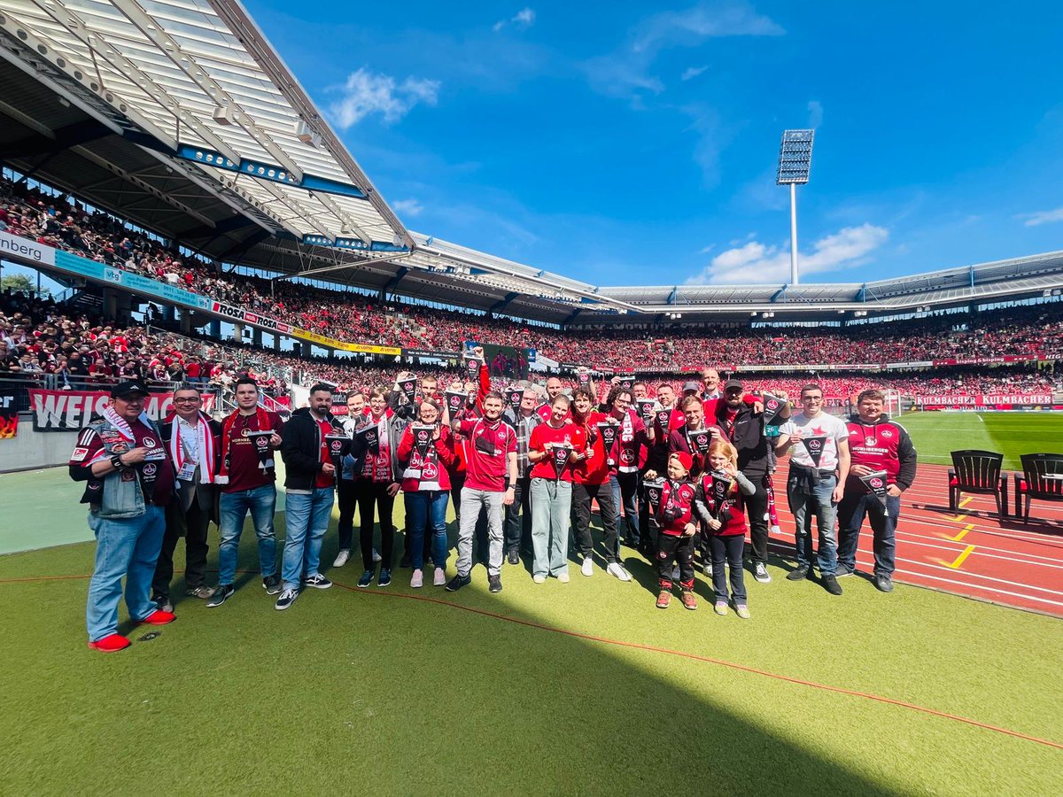 1_fc_nuernberg's tweet photo. #FCN-Aufsichtsratsvorsitzender Peter #Meier und Club-Vorstand Niels #Rossow ehrten beim Heimspiel gegen Paderborn in der Halbzeitpause die neuen lebenslangen #FCN-Mitglieder sowie die kleine Zoe, die das 35.000 Club-Mitglied ist. ❤🖤

#TeilderLegende https://t.co/gns6DpFcfT