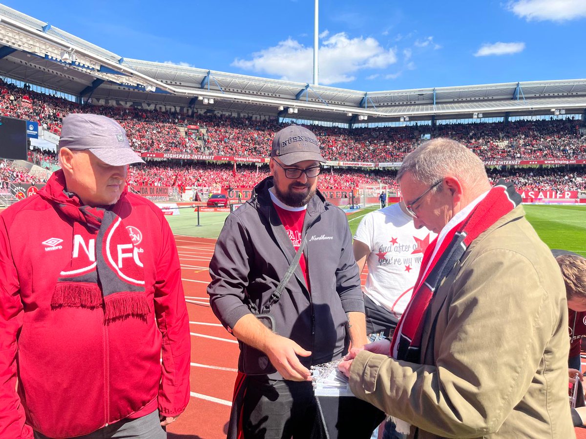 1_fc_nuernberg's tweet photo. #FCN-Aufsichtsratsvorsitzender Peter #Meier und Club-Vorstand Niels #Rossow ehrten beim Heimspiel gegen Paderborn in der Halbzeitpause die neuen lebenslangen #FCN-Mitglieder sowie die kleine Zoe, die das 35.000 Club-Mitglied ist. ❤🖤

#TeilderLegende https://t.co/gns6DpFcfT