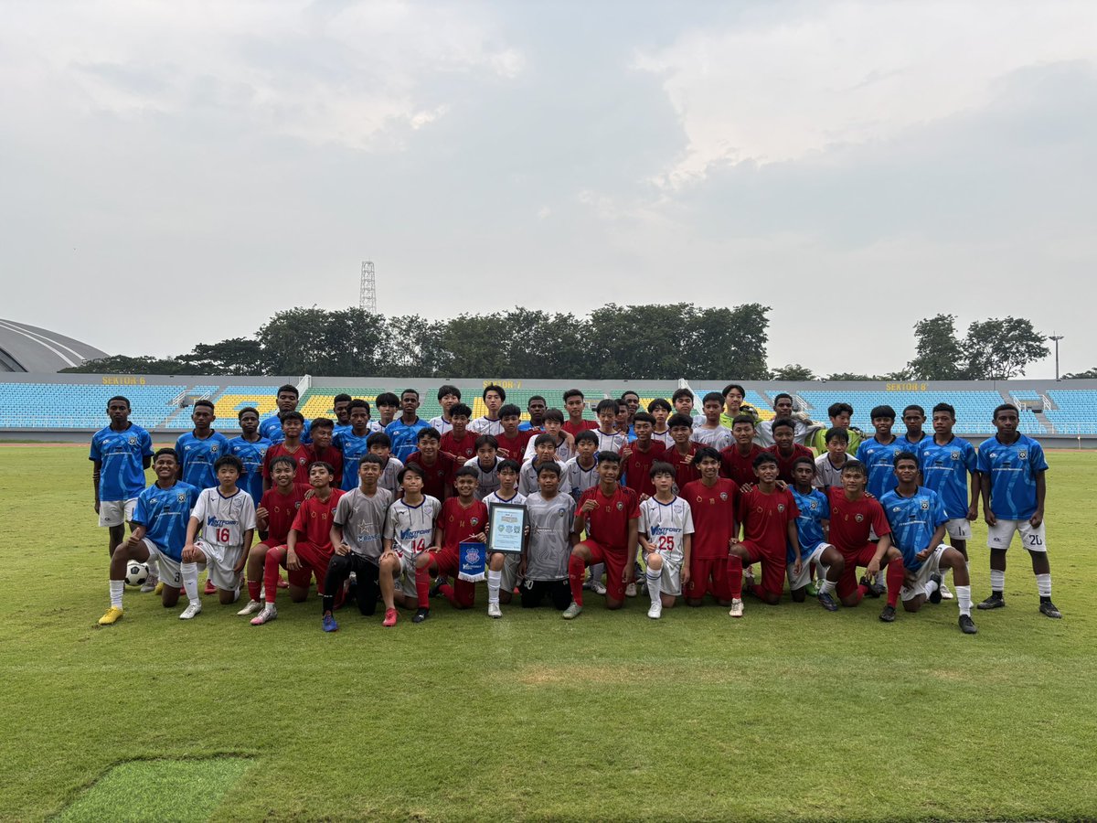 vfk_academy's tweet photo. 【U-15】
インドネシア遠征8日目🇮🇩
本日は練習試合を行いました!
地元チーム・BARATICUP U-14優勝チームと試合をすることができとても良い刺激になりました。
明日は帰国のみとなりますが、全員が最後まで気を引き締めて行動していきます✈️
#VFK
#VFSC
#VENTRISE https://t.co/IQYemoyTQV