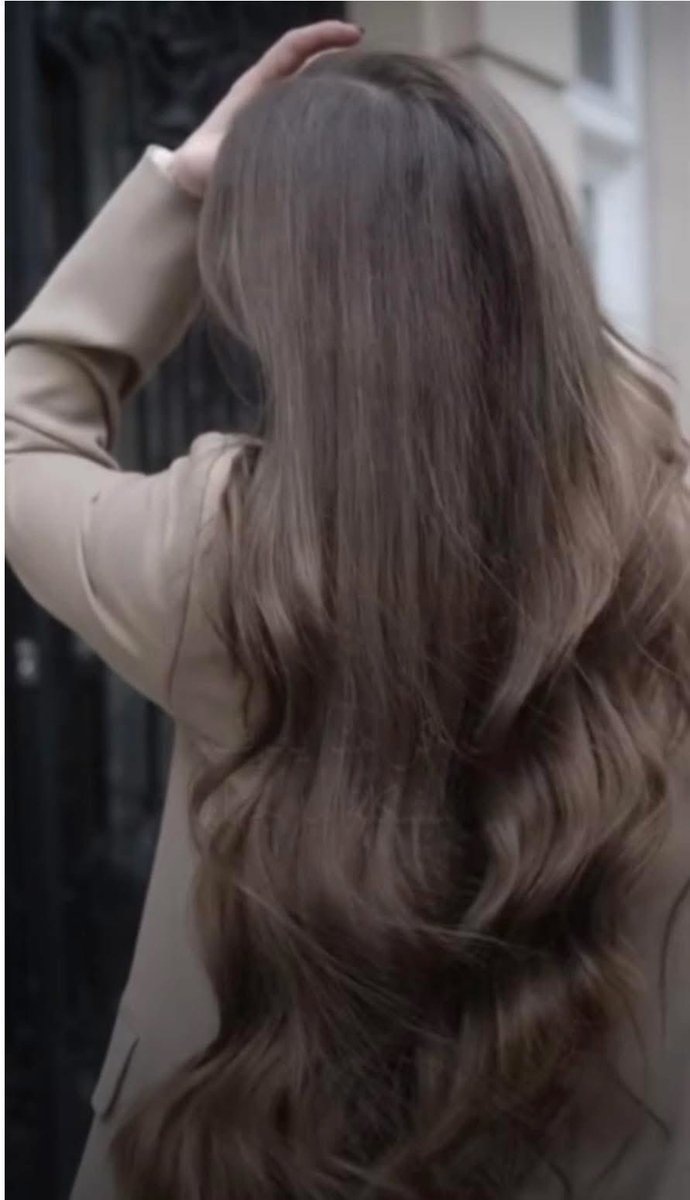 تبرامشاعرنا من اطبوع الانجاس 
مهما تعاني دايم براس قمـــه

والهاجس اللي اعتنق كل قرطاس
سطرن يجي له خال مع سطر عمه

لا تفرض الفكره على جـارع الكاس
ولا كل كاسن يذبح القلب سمـه

#شموخ_سلطانة_نجد