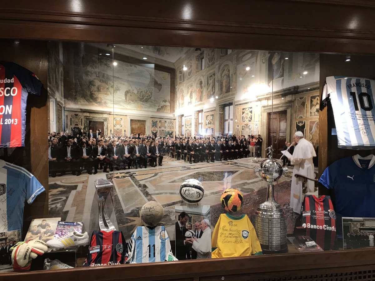 A la salida del Museo Vaticano, en un rincón discreto, apartado del bullicio del recorrido, se encuentra la esquina futbolera del Papa Francisco. 🕊️🙏🏻