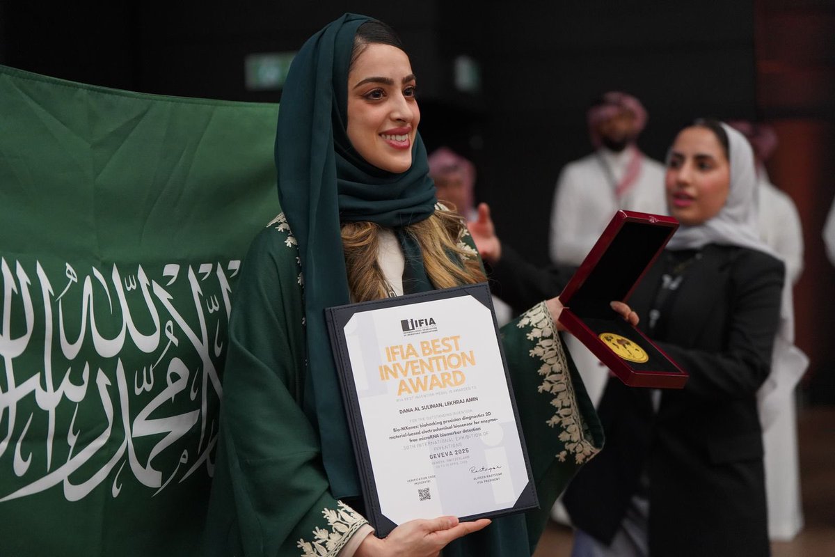 السعوديات يواصلن تحقيق الانجازات العالمية..

بنت الوطن البروفيسورة "دانا السليمان" تحقق جائزة أفضل مخترع لعام 2025 من الاتحاد الدولي للمخترعين في معرض جينيف الدولي للابتكارات، لاختراعها جهاز  استشعار السرطان غير الجراحي عبر تطوير مادة نانوية متقدمة ثنائية الأبعاد لتشخيص السرطان