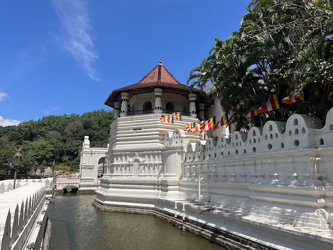 Changyo_Lanka's tweet photo. Discover the spiritual heart of Sri Lanka at the Temple of the Sacred Tooth Relic—where history, faith, and serenity meet in the sacred city of Kandy.🇱🇰
Book Your Trip Today
#SriLanka #Travel #templeofthetooth #exploresrilanka #tourism #travel2025 #Thailand #Trump #Musk #kandy https://t.co/Prd4PI6bBY