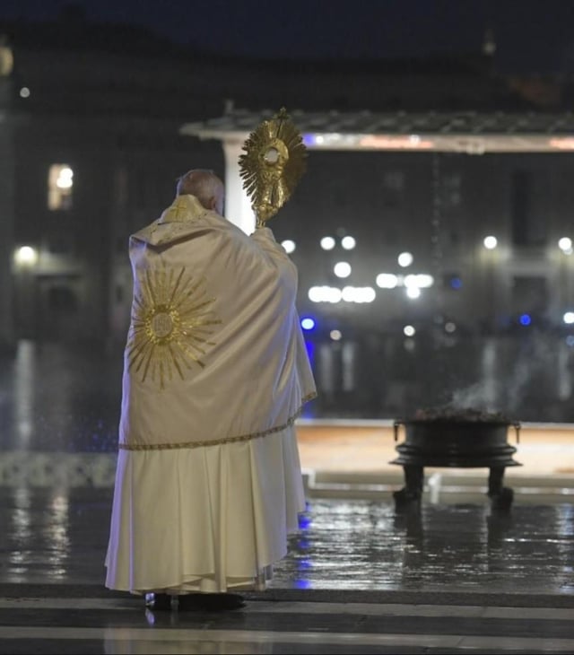 RyanRasins's tweet photo. This is how I will remember the Holy Father. One man standing alone in St Peter's Square praying for a world in crisis. 

Requiem aeternam dona ei, Domine, et lux perpetua luceat ei. https://t.co/vUks6FewiT
