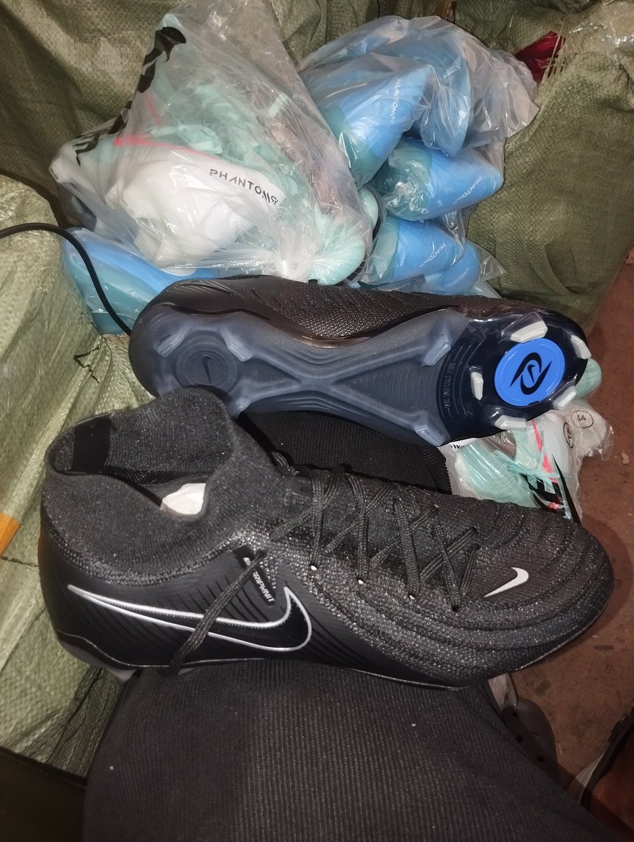 Chrysky's tweet photo. Nike Phantom GX 2 Elite Football Boot
Size 40-45
N42,000
Wholesale &amp; Retail
Nationwide delivery 🚚 
Location: Main Market, Onitsha
Contact: 08113866230, 08118174777

⚠️NO PAYMENT ON DELIVERY⚠️

https://t.co/o9qZkOZYtp

#sports #fyp #trendingvideo #trendingsong #viral_video https://t.co/1yqBvtrbOx
