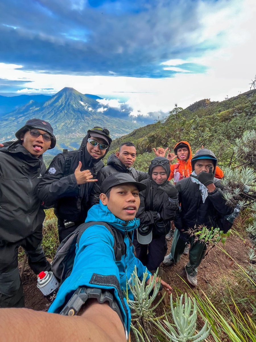 armando_sng's tweet photo. Gunung itu besar ,manusia itu kecil. Untuk menaikinya kita harus punya keberanian dan mental yang kuat 😁 https://t.co/lSJuA71Lgt