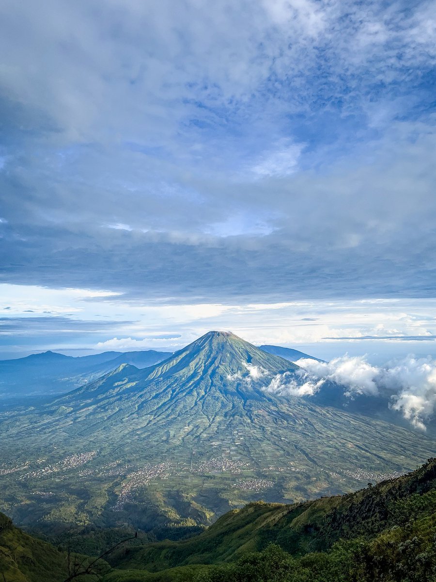 armando_sng's tweet photo. Gunung itu besar ,manusia itu kecil. Untuk menaikinya kita harus punya keberanian dan mental yang kuat 😁 https://t.co/lSJuA71Lgt