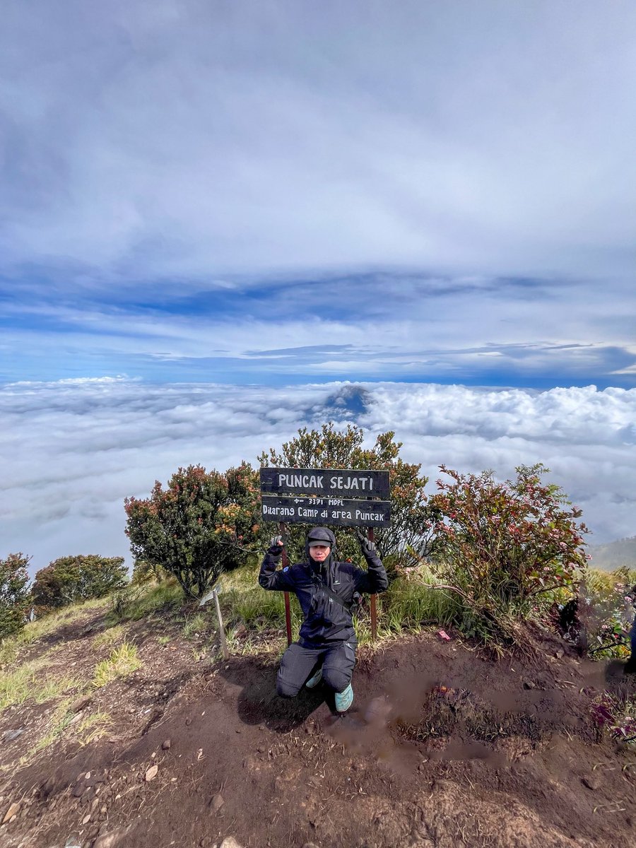 armando_sng's tweet photo. Gunung itu besar ,manusia itu kecil. Untuk menaikinya kita harus punya keberanian dan mental yang kuat 😁 https://t.co/lSJuA71Lgt
