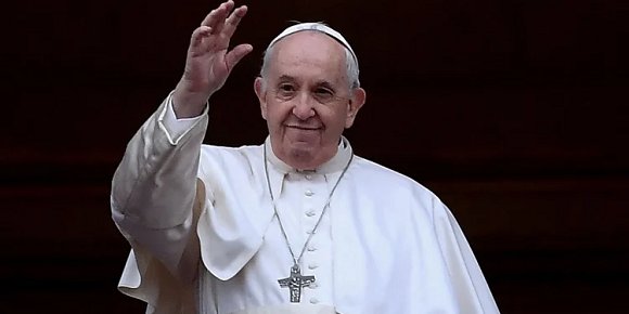 Jorge Mario Bergoglio, quien en las últimas semanas padeció una “pulmonía bilateral” con “infección polimicrobiana”, falleció este lunes a las 07:35 hora local (05:35 GMT) en su residencia de la Casa Santa Marta.