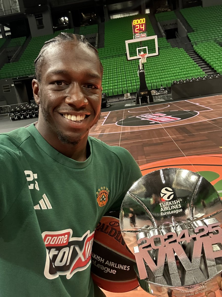 EuroLeague's tweet photo. Now that’s a selfie 🤳 

@nunnbetter_ with his award! 

@Paobcgr frame it 📸 https://t.co/dF4pK4hUqL