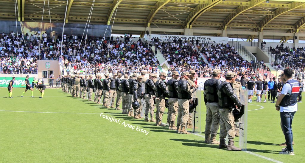Görüntüler Bolivya'dan değil ! Türkiye'den Manavgat'tan !

#eskisehirspor'lu futbolcular, yöneticiler, Mv. li dahi saldırıya uğrarken maçın hakemi;

Manisa'dan ŞEVKET TEKER ısrarla maçı oynattı ve verdiği hatalı penaltı kararı ile amacına ulaştı. 
#şevketteker
<a href="/TFF_Org/">TFF</a>
<a href="/MHK_Resmi/">Merkez Hakem Kurulu</a>
