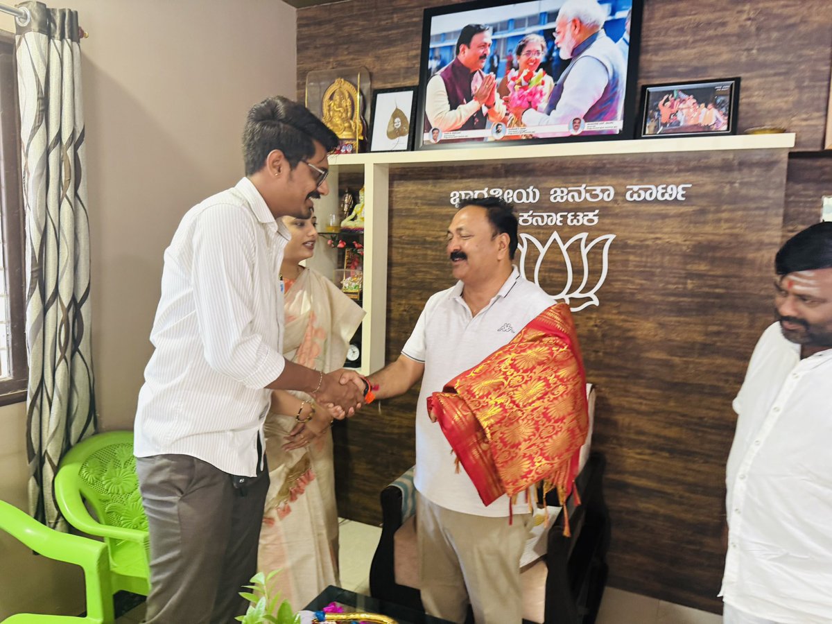 Preetihonagudi's tweet image. Met and had a fruitful and inspiring interaction with Shri Mahesh Tenginkai ji, Hon’ble MLA of Hubli-Dharwad Central, at his residence office in Hubli today.

#BJP #HubliDharwad #VikasBharat #Leadership #hubli