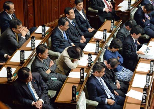 居眠りするなら議員辞めてしまえって思う方はリツイート
