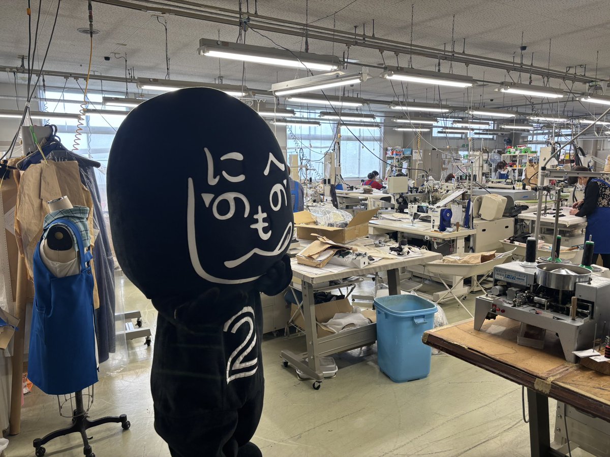 ninohe_black's tweet photo. 「にーにー…へへッ!!」 

今日のフィクサーは、桜満開の中、工場見学をしてきました🌸

フィクサーうちにも見に来てよっ！て協力団体になってくれる皆さまも大歓迎募集中です！

#にのへシャドーズ #フィクサー #二戸 ＃アパレル https://t.co/Nyv6c77qSd