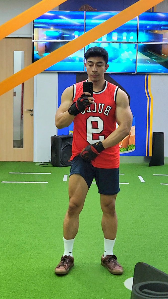 Legs day 🦵💪🏻😎🫡

ขาใหญ่ 💪🏻  Leg day สู้ต่อไปเพื่อลูกๆ.  Daddy fitness ยาวๆไป🏋‍♂️  #legday #fitness #muscle #daddy