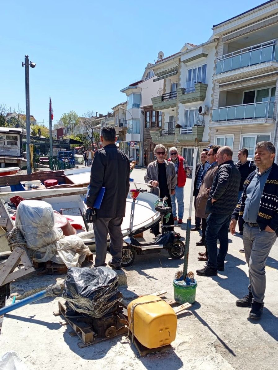 Adalar İlçemizde Sahillerde kıyılara yanaşmış, bağlanmış, terk edilmiş, sahipli / sahipsiz teknelerin kaldırılmasına yönelik Dr. Feramis ÇİFTÇİ Koordinasyonunda, Sahil Güvenlik, İlçe Emniyet ve Adalar Zabıta Ekiplerince Adalar Genelinde denetimler yapılmaya başlanmıştır.