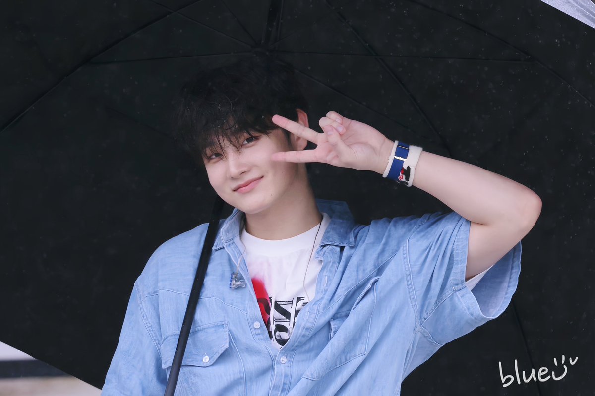 BlueLAM0224's tweet photo. 250419 6주년 버스킹

☔️

#DKZ #디케이지 #기석 #류기석 #GISEOK https://t.co/iN8NFBShUA