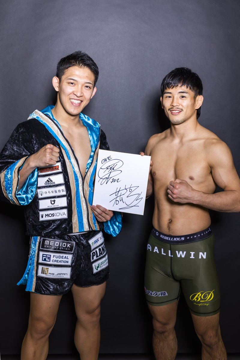 fight_and_life's tweet photo. #プレゼント  Fight&amp;Life vol.108 発売記念！

これは貴重！
#野杁正明 選手�� #若松佑弥 選手
寄せ書きサイン色紙 1名様

01）@fight_and_lifeをフォロー
02）このツイートをリツイート＆いいね 
応募期間：5月2日(金）23:55   

雑誌のご購入はhttps://t.co/rCf5FYzUYD https://t.co/e4AqlwSzdY