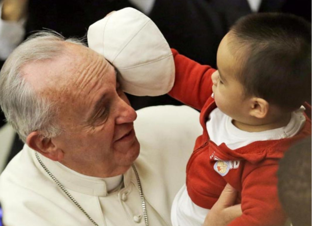 julietavd's tweet photo. Hoy despedimos con profundo dolor al Papa Francisco, un líder espiritual que nos enseñó a alzar la voz por los olvidados y a nunca perder la fe en un mundo más justo. Su legado será guía para quienes creemos en la política como herramienta de servicio. Gracias, Santo Padre. https://t.co/R4DBkrbmSs