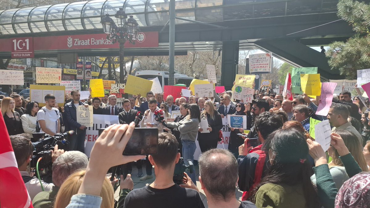 15 bin öğretmen atamasının 10.508'i 4 branşa verildi.

Geriye kalan 101 branşa ise 4.492 kontenjan paylaştırıldı.

Bu adil olmayan ve pirinç tanesi kontenjana karşı öğretmenlerimiz bir araya geldi.

Bu kontenjan sayısı revize edilmelidir.

#Ankarada2024EkAtamaTalebi