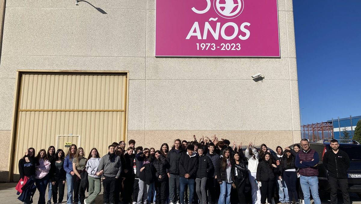 🧑‍🎓 'La Empresa Familiar en las Aulas' | <a href="/Lizarte_SA/">Lizarte S.A.</a> explica su visión de futuro dentro del sector de la automoción a alumnos de <a href="/SalesianosPam/">Salesianos Pamplona</a>

👉 Iniciativa organizada por <a href="/adefan_es/">ADEFAN</a> con el patrocinio de <a href="/caixabank/">CaixaBank</a> y que este año celebra su sexta edición. adefan.es/lizarte-explic…