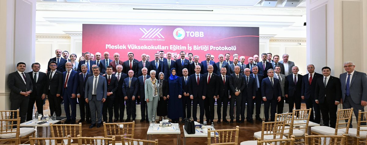 RHisarciklioglu's tweet photo. Mesleki ve teknik eğitimde yeni bir adım!

Üniversite ve özel sektör iş birliğini güçlendirmek, mesleki eğitimin niteliğini artırmak amacıyla, Türkiye Odalar ve Borsalar Birliği ile Yükseköğretim Kurulu arasında iş birliği protokolü imzaladık.
 
"Meslek Yüksekokulları Eğitim İş Birliği Protokolü" ile üniversitelerimizle el ele mesleki eğitimi iş dünyasıyla entegre ediyoruz.

129 meslek lisesinden sonra şimdi de 388 meslek yüksekokulumuzda, 367 Oda-Borsa iş birliğinde dönüşüm süreci başlatıyoruz.

YÖK Başkanımız @erolozvar başta olmak üzere katkı veren herkese teşekkür ediyorum. İnanıyorum ki bugün attığımız imzalar, yarının büyük başarı hikâyelerinin temelidir.

Üreten Türkiye’nin geleceği, mesleki ve teknik eğitimden geçiyor.

#MeslekiEğitim #TOBB #YÖK #MYO