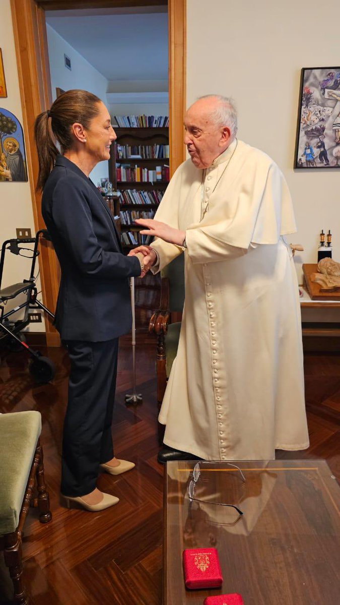 Muere el Papa Francisco. Un humanista que optó por los pobres, la paz y la igualdad. Deja un gran legado de verdadero amor al prójimo. Para los católicos y los que no lo son, es una gran pérdida. Haberlo conocido fue un gran honor y privilegio. Descanse en paz.