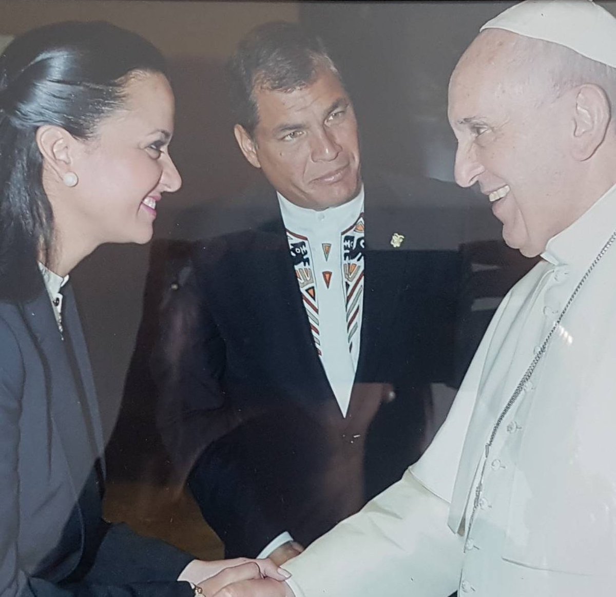 marcelaguinaga's tweet image. Con profundo pesar despedimos al Papa Francisco, un líder espiritual que nos enseñó a abrazar la fe con humildad, a defender la justicia con valentía y a caminar con amor. Hoy el mundo entero reza por él. Lo llevaremos en nuestras oraciones, en nuestra memoria y en el alma del…