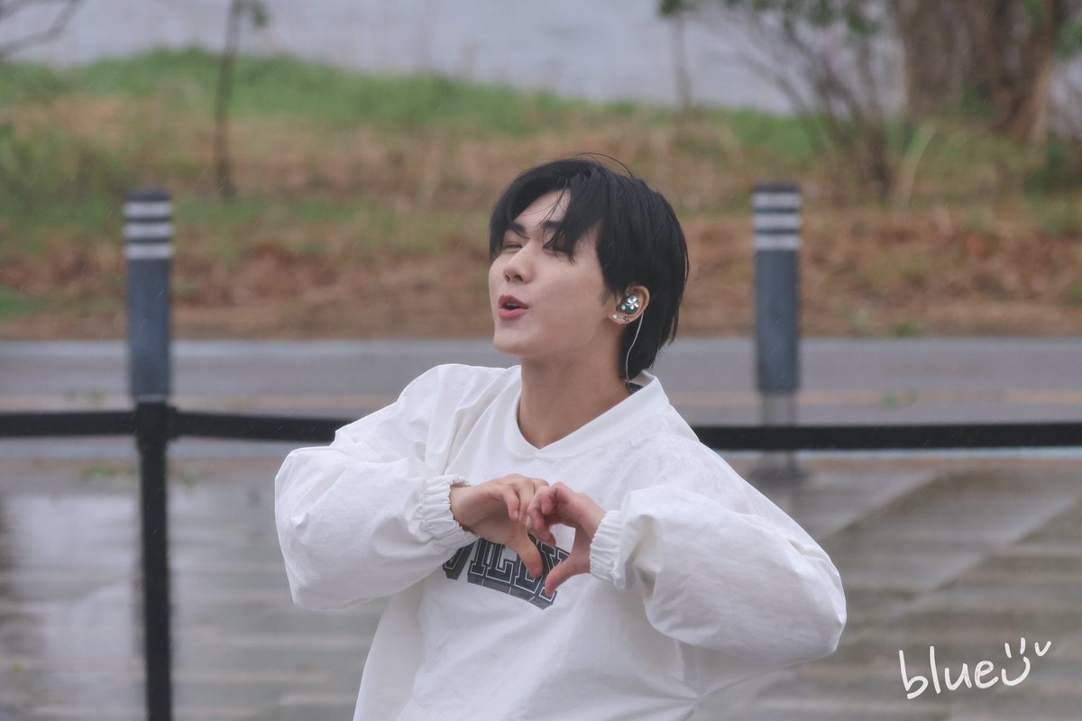 BlueLAM0224's tweet photo. 250419 6주년 버스킹

☔️

#DKZ #디���이지
#종형 #JONGHYEONG https://t.co/31xsaLXKU9