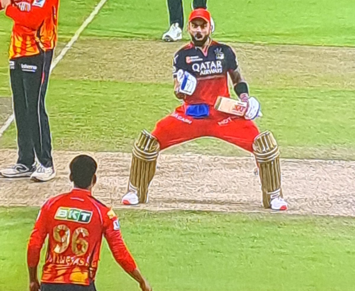 crickAnsh23's tweet photo. यही बजह है विराट कोहली कभी सचिन तेंदुलकर नहीं बन सकते...!!!

पंजाब किंग्स के कप्तान श्रेयस अय्यर के सामने विराट कोहली के इस आक्रामक जश्न को देखकर कुछ फैंस ने सोशल मीडिया पर ये कमेंट किए,

तो कोहली के फैंस बोले, विराट को सचिन बनने की जरूरत भी नहीं है, वो विराट कोहली ही ठीक हैं..!! https://t.co/TdbcalmCEL