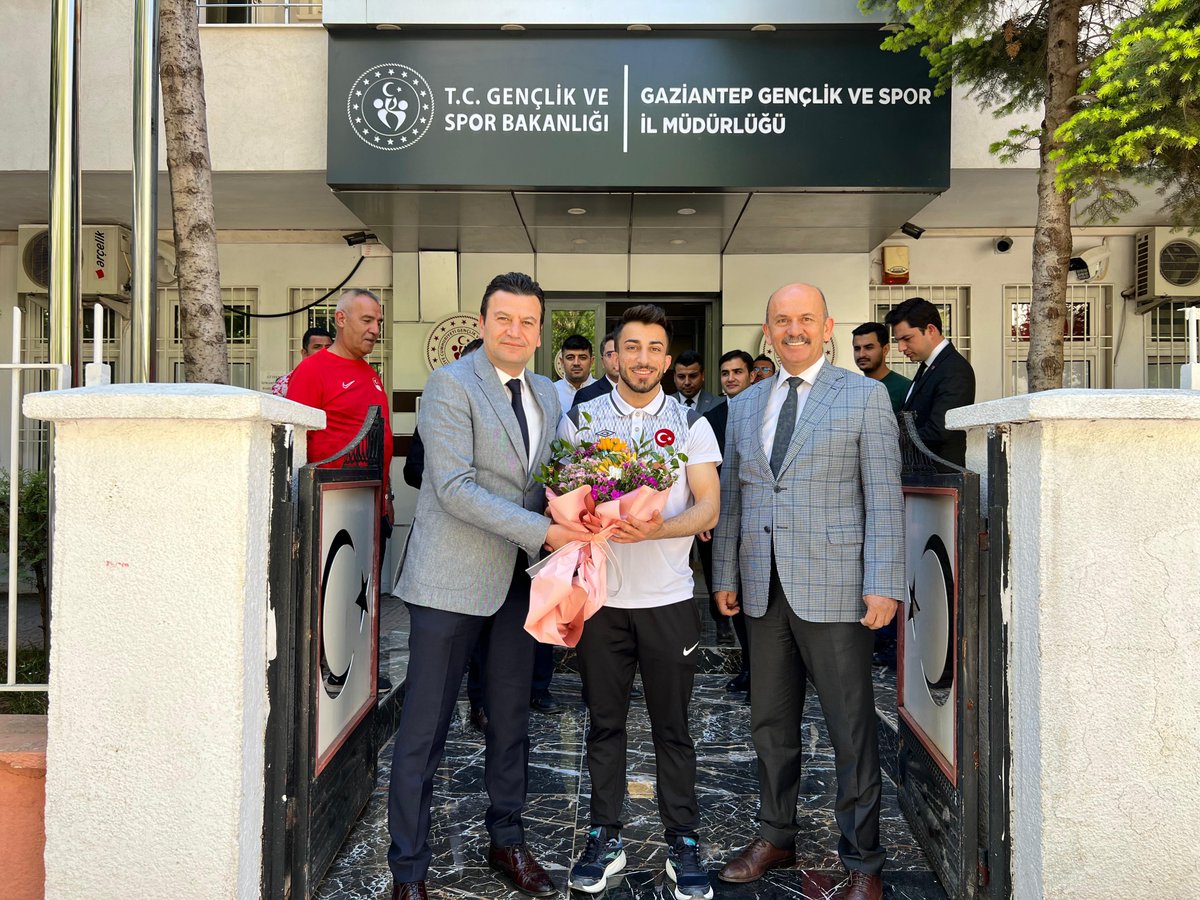 GSB_Gaziantep's tweet photo. 🏋️Avrupa Halter Şampiyonası'nda 55 kg kategorisinde yarışarak koparmada altın madalya kazanan Milli Sporcumuz Harun Algül’ü İl Müdürlüğümüzde ağırladık.🇹🇷

Ziyaretleri için teşekkür ediyor sporcumuzu ve antrenörlerimizi tebrik ediyoruz.

@OA_BAK @gencliksporbak https://t.co/tPGRpKKSSz