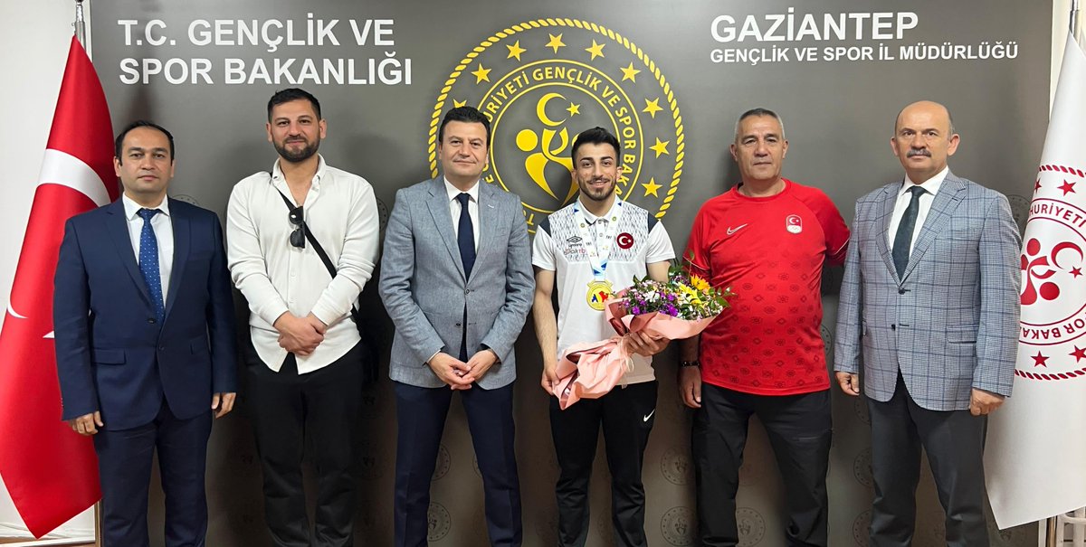 GSB_Gaziantep's tweet photo. 🏋️Avrupa Halter Şampiyonası'nda 55 kg kategorisinde yarışarak koparmada altın madalya kazanan Milli Sporcumuz Harun Algül’ü İl Müdürlüğümüzde ağırladık.🇹🇷

Ziyaretleri için teşekkür ediyor sporcumuzu ve antrenörlerimizi tebrik ediyoruz.

@OA_BAK @gencliksporbak https://t.co/tPGRpKKSSz