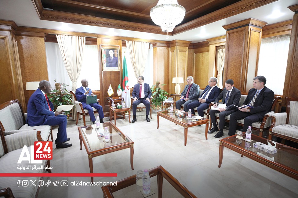 AL24Francais's tweet image. Ministère algérien de l'Energie :
📌Le ministre d'Etat, ministre de l'Energie, des Mines et des Energies Renouvelables, #Mohamed_Arkab reçoit le secrétaire général de l'Organisation africaine des pays producteurs de pétrole (#APPO), Omar Farouk Ibrahim.