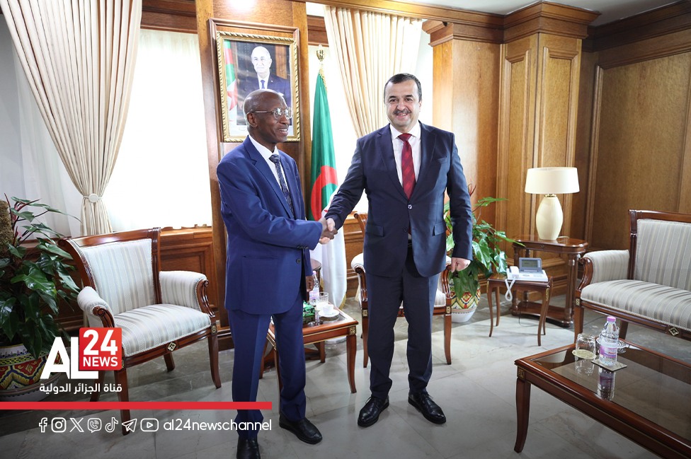 AL24Francais's tweet image. Ministère algérien de l'Energie :
📌Le ministre d'Etat, ministre de l'Energie, des Mines et des Energies Renouvelables, #Mohamed_Arkab reçoit le secrétaire général de l'Organisation africaine des pays producteurs de pétrole (#APPO), Omar Farouk Ibrahim.