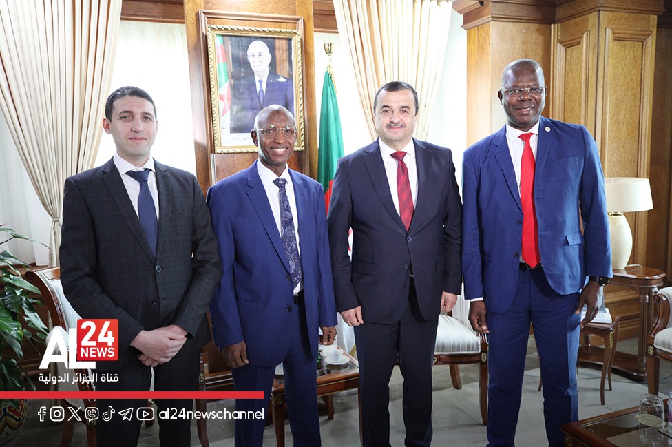 AL24Francais's tweet image. Ministère algérien de l'Energie :
📌Le ministre d'Etat, ministre de l'Energie, des Mines et des Energies Renouvelables, #Mohamed_Arkab reçoit le secrétaire général de l'Organisation africaine des pays producteurs de pétrole (#APPO), Omar Farouk Ibrahim.