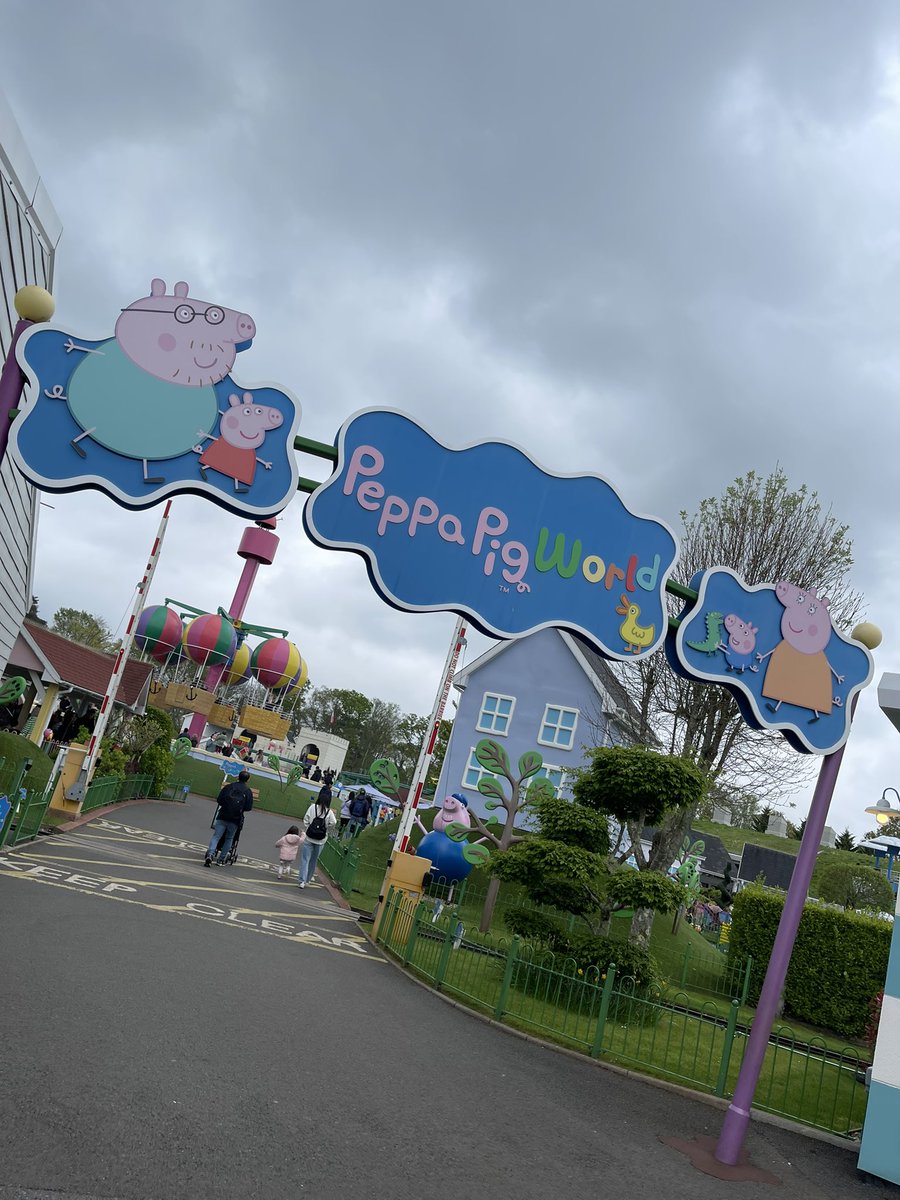 DazF3110's tweet image. Anyone wanna swop a Stoke ticket for Peppa Pig World (A) 🤷🏼‍♂️ #lufc #spares #mot