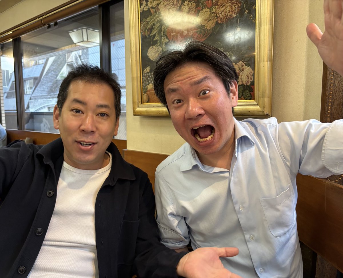 nezutoshi's tweet photo. 高校時代の同級生と一杯😊右は漫談ネタにもしてるモロちゃん。全くツマミを食べないから「���んで？」と聞くと「ここ来る直前にトンカツ定食食べちゃった」私「何で？」モロ「お腹減っちゃって我慢できなかった。ご飯おかわりもしちゃった」酒の飲めないモロちゃんは水だけ飲んで割り勘で帰りました。 https://t.co/5swmDTyL9U