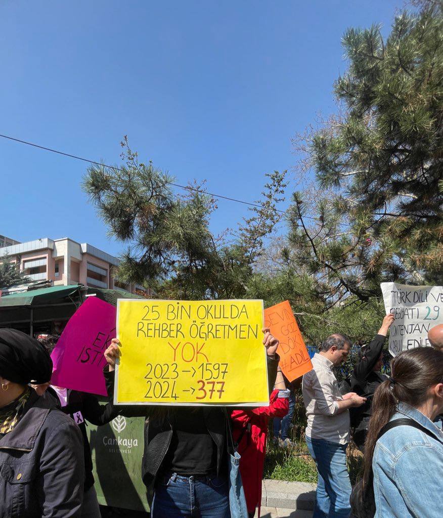 Okullarda rehberlik hizmetleri içn 377 sayısı yeterli değildr 
Öğrenci sayısına oranla öğretmen sayısı yetersiz ve nitelikli rehberlik hizmeti sunulamamaktadr
25 bin okulda psikolojik danışman YOKTUR !!!
Eğitimde fırsat eşitliği sağlanmamaktadır
Herkesi Cimere şikayete çağırıyorm