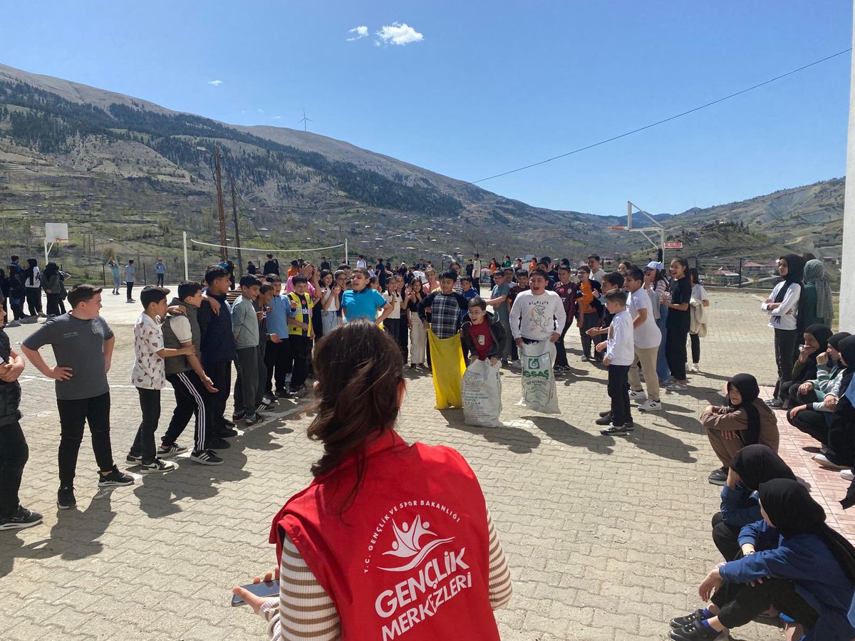 GSB_CeritGM's tweet photo. “Çocuklarımızın yüzündeki gülümseme, bizlere umut olur.” ☺️

23 Nisan Ulusal Egemenlik ve Çocuk Bayramı kapsamında Çocuk Şenliği’nde, çocuklarımızın sevincine bizde ortak olduk. ☺️

#gsb #gsbhepyanında #çağlayanceritgençlikmerkezi
#23Nisan https://t.co/C5iTjGMP6i